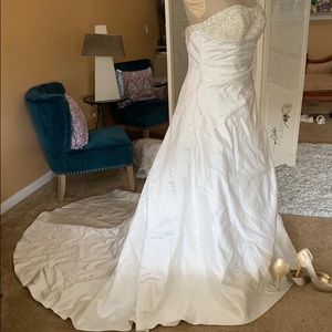 Breathtaking Strapless Wedding Gown